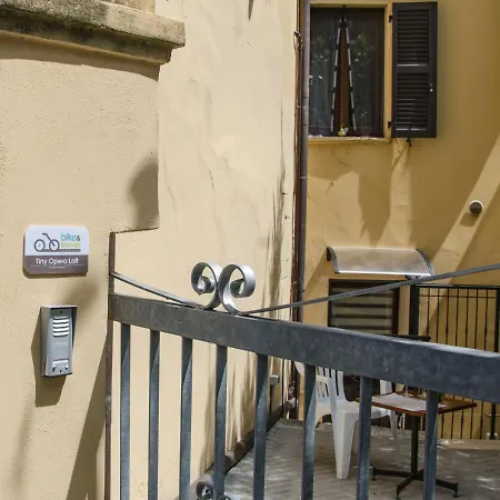 Tiny Opera Loft דירה *