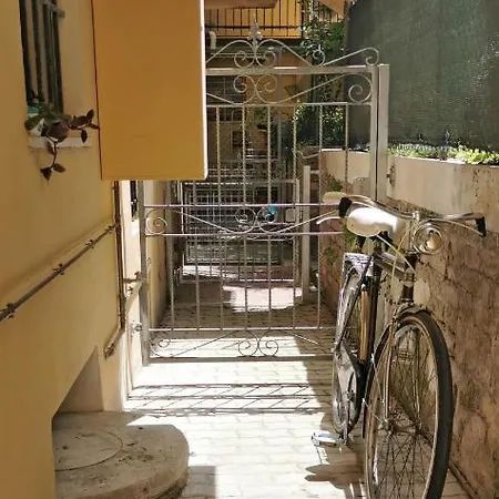 Tiny Opera Loft * פסארו